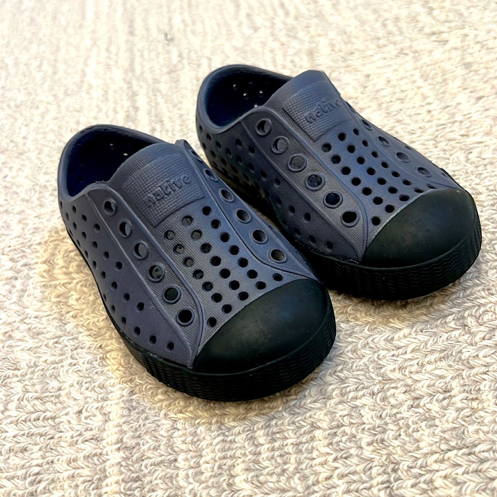 Navy and black toddler native shoes, size 6
